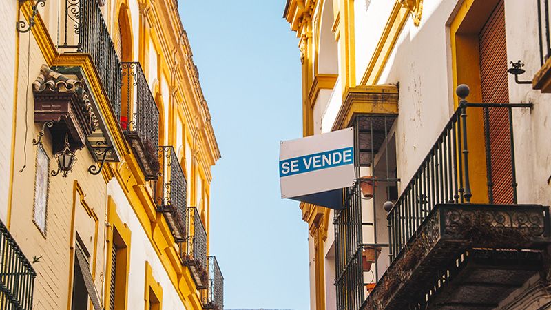 A "for sale" sign in Spanish, in a street of Seville, Spain.